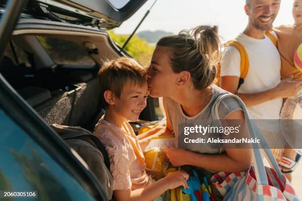 desempacando mis preciadas pertenencias del maletero de un coche - viaje-en-carro fotografías e imágenes de stock