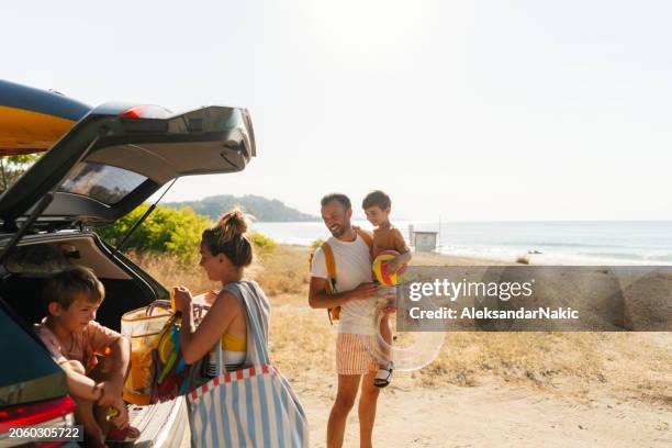 ¡una playa perfecta está a solo un paseo en coche! - festivo fotografías e imágenes de stock