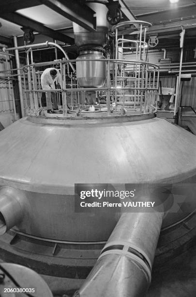 Ouvrier vérifie la machine pour la fabrication de Nescafé à l’usine Nestlé de Orbe, en Suisse, le 1 février 1 février 1984.