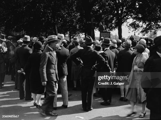 Speaker of the Catholic Evidence Guild addressing the crowd in Hyde Park, London, UK, July 1928.