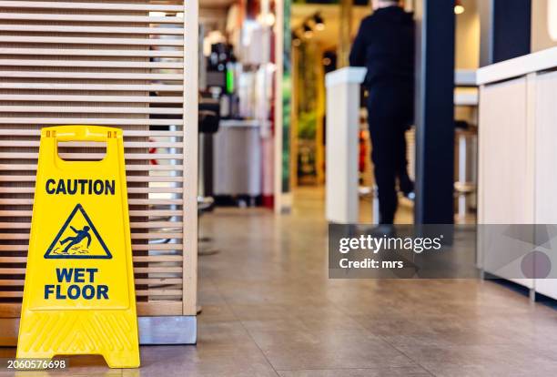 wet floor - opgepast-gladde-vloer stockfoto's en -beelden