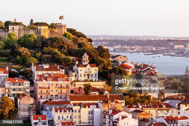 lisbon skyline with st. george castle (castelo de são jorge) at sunset, portugal - lissabon stockfoto's en -beelden