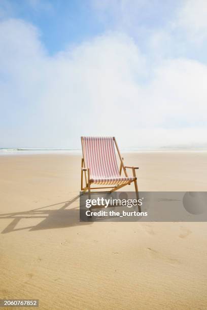 red and white striped deck chair on beach - sedia a sdraio foto e immagini stock