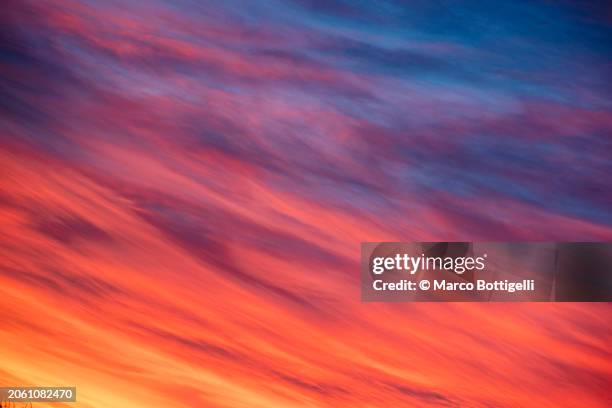 vibrant sky at sunset - puesta de sol romántica fotografías e imágenes de stock