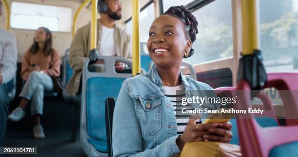 frau, handy und bus pendeln oder denken blick am fenster für reiseort, öffentliche verkehrsmittel oder innenstadt. schwarze person, smartphone und lächeln auf u-bahn-fahrzeug oder fahrgast, komfort oder entspannung - riding stock-fotos und bilder