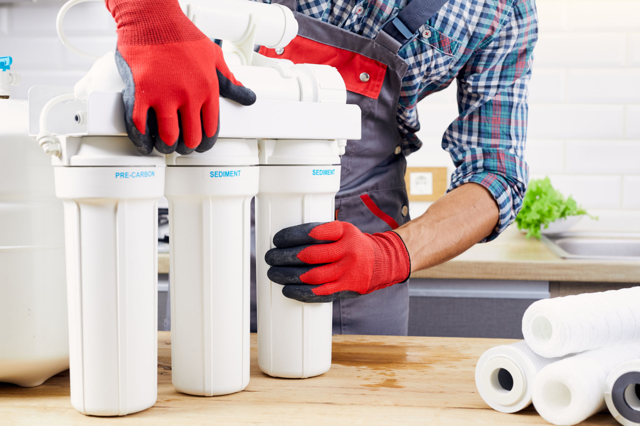 man installing water filter