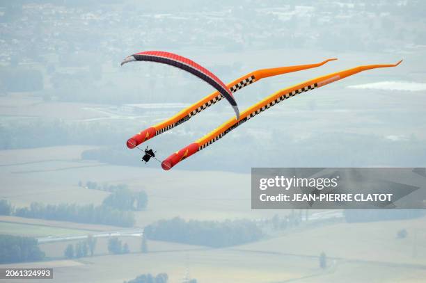 Paraglider pilot flies on September 20, 2009 in Saint-Hilaire-du-Touvet, south-eastern France, during the 36th Icarus cup. Created in 1974, the Coupe...