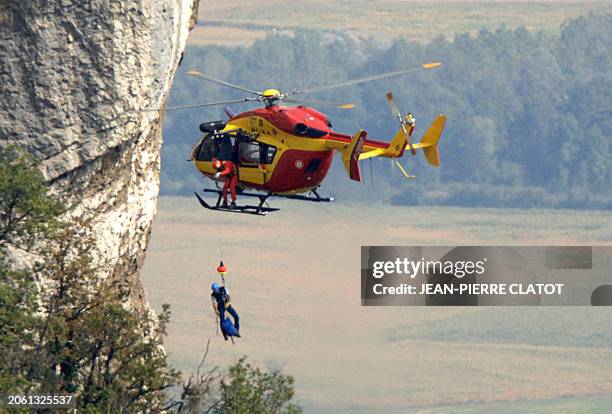 Un secouriste de la protection civile est hélitreuillé sur les lieux de l'accident d'un pilote de parapente, le 25 septembre 2005 à...