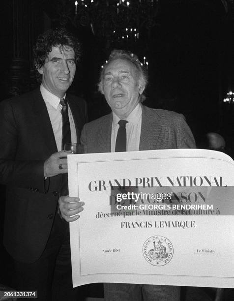 Photo prise le 18 décembre 1981 alors qu'il reçoit le Grand prix national de la Chanson à l'Opéra à Paris du chanteur français Francis Lemarque ,...