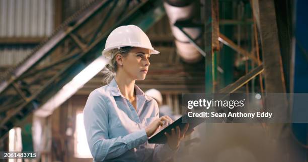 tablet, helm oder frau mit technik, produktivität oder bausicherheit mit schutz oder digitaler app. person, architekt oder mitarbeiter mit technologie oder industrie mit online-informationen oder schutzhelm - architektin stock-fotos und bilder