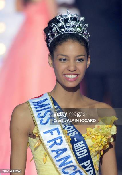 Miss Albigeois-Midi-Pyrénées Chloé Mortaud smiles after being crowned Miss France 2009 during the 62nd edition of the beauty contest in Le Puy-du...