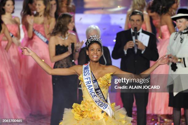 Miss Albigeois-Midi-Pyrénées Chloé Mortaud smiles after being crowned Miss France 2009 during the 62nd edition of the beauty contest in Le Puy-du...