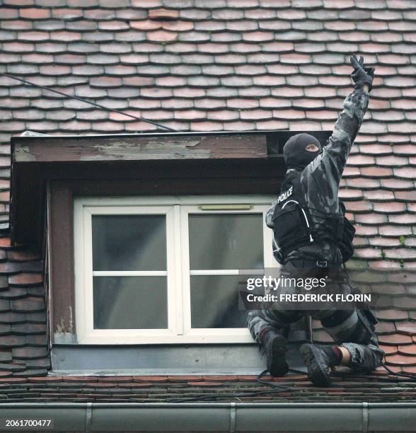 Un membre du Groupe d'Intervention de la Police nationale intervient alors qu'un homme menace de sauter par la fenêtre de son habitation du centre de...