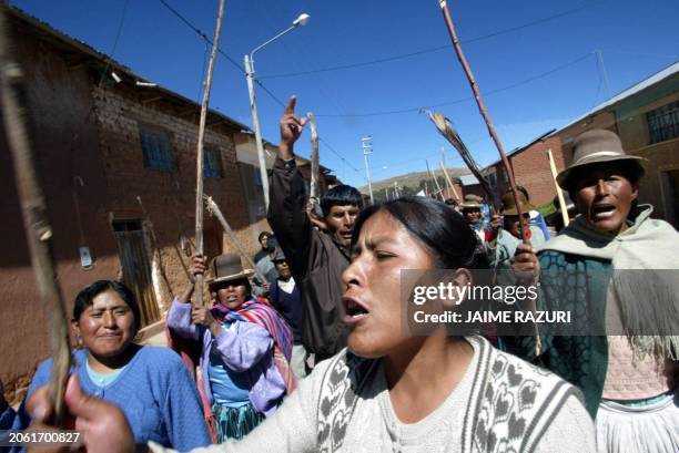 Pobladores aymaras protestan en Tilali, distrito del norte de Puno, frontera con Bolivia, el 29 de abril de 2004, donde mantienen a cinco...