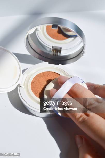 make-up product cushion foundation - cipria foto e immagini stock
