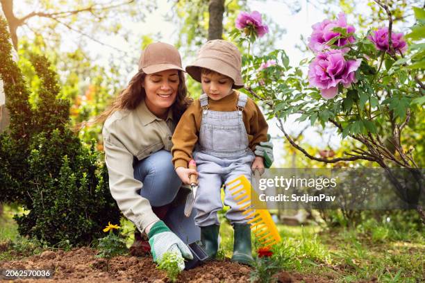 mère et fils ensemble de jardinage - matériel de jardin photos et images de collection