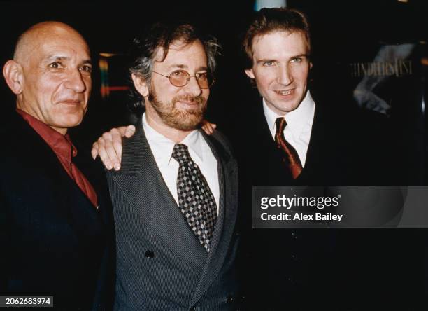 Ben Kingsley, Steven Spielberg et Ralph Fiennes, le 15 février 1994 à Londres.