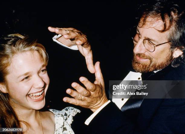 Actrice Ariana Richards avec le réalisateur Steven Spielberg à Londres, le 16 juillet 1993.