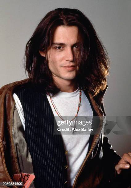 Acteur américain Johnny Depp en photo studio à Londres, le 1 juillet 1993.