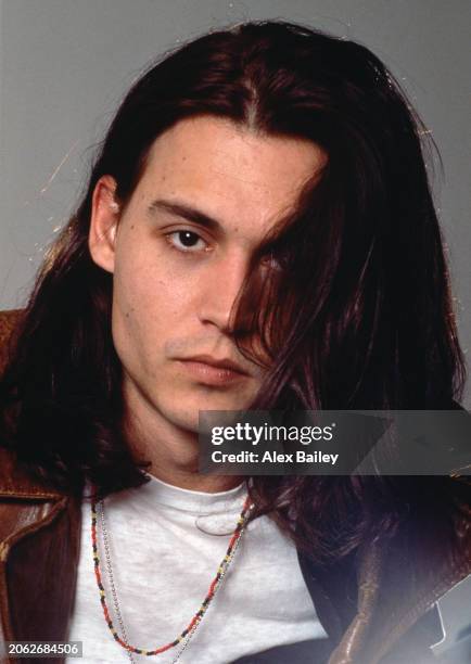 Acteur américain Johnny Depp en photo studio à Londres, le 1 juillet 1993.