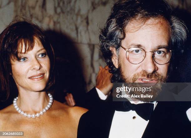 Le réalisateur Steven Spielberg et sa femme, l'actrice Kate Capshaw à Londres, le 16 juillet 1993.