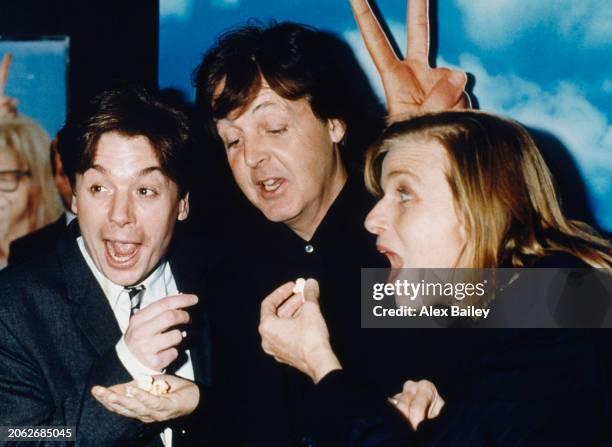 Mike Myers avec Paul et Linda McCartney à la réception au Hard Rock café, le 31 janvier 1994 à Londres.