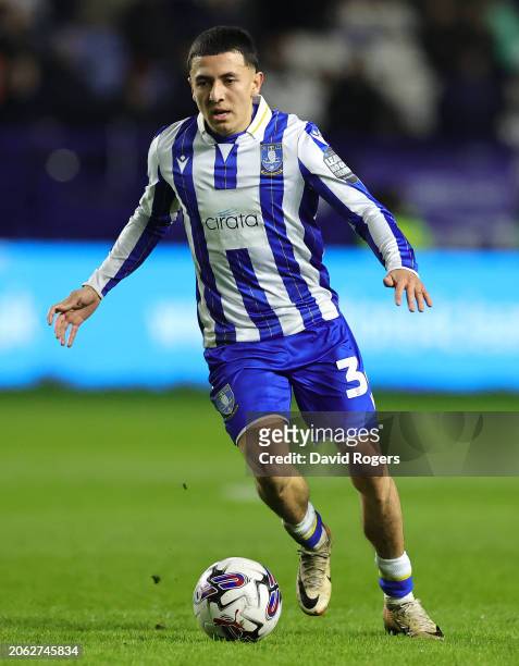 Ian Poveda of Sheffield Wednesday runs with the ball during the Sky Bet Championship match between Sheffield Wednesday and Plymouth Argyle at...