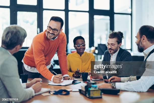 empresario explicando su concepto durante una reunión - tormenta de ideas fotografías e imágenes de stock