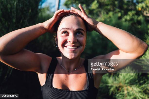 portrait of young muscular woman in nature - real body fotografías e imágenes de stock