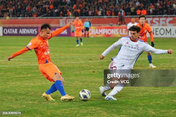 Huang Zhengyu of Shandong Taishan and Eduardo of Yokohama F. Marinos compete for the ball during the AFC Champions League Quarter-final match between...