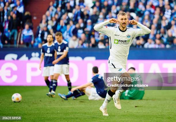 March 2024, North Rhine-Westphalia, Gelsenkirchen: Soccer, Bundesliga 2, FC Schalke 04 - SC Paderborn 07, Matchday 25, Veltins Arena. Paderborn's...