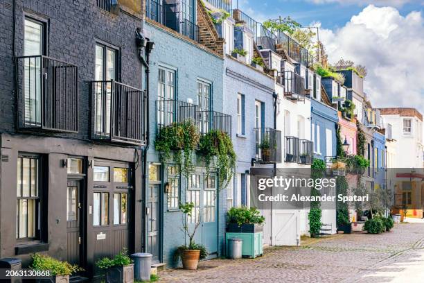 colourful mews row houses in notting hill, london, england, uk - notting hill stockfoto's en -beelden