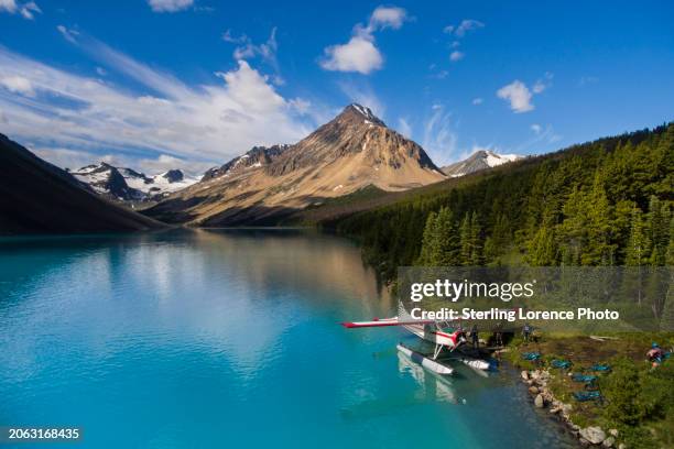 lorna lake float plane drop - hidroavião avião propulsor imagens e fotografias de stock
