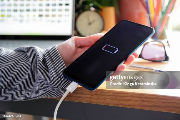 low battery - cargador de móvil fotografías e imágenes de stock