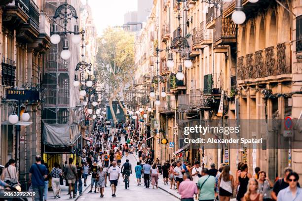 crowded streets of gothic quarter on a sunny summer day, barcelona, spain - cultura spagnola foto e immagini stock