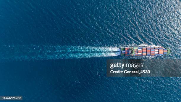 aerial top view container ship full speed with beautiful wave pattern at blue sea. - container schiff stock-fotos und bilder