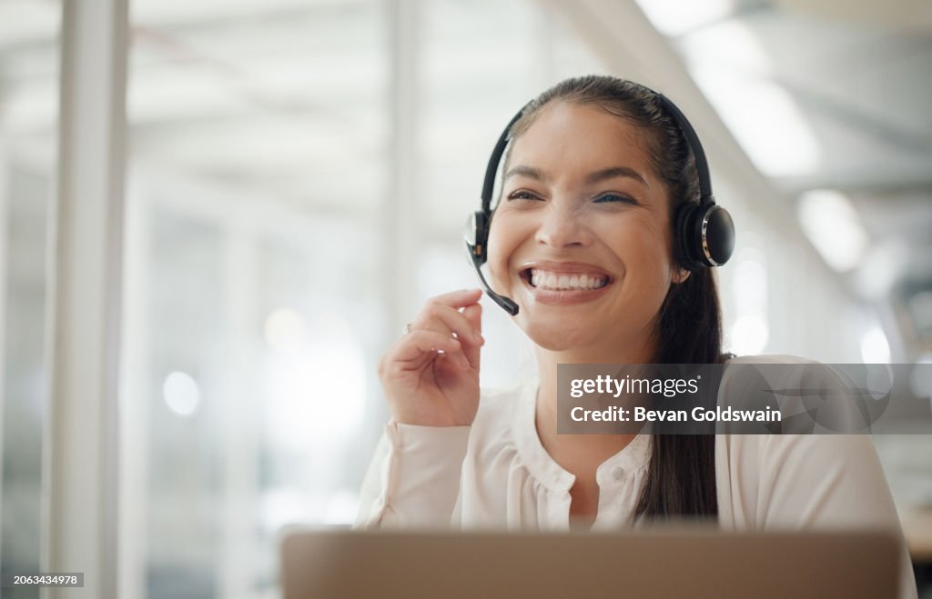 Frau, Callcenter und Laptop in der Nacht, glücklich oder hören auf Kundenservice mit VoIP im Büro. Berater, Person oder Telemarketing-Agent zum Denken, Kopfhörer und Mikrofon für Kontakt