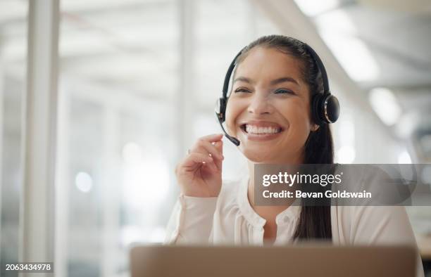 mulher, call center e laptop à noite, feliz ou ouvindo atendimento ao cliente com voip no escritório. consultor, pessoa ou agente de telemarketing para pensar, fones de ouvido e microfone para entrar em contato conosco - agente de atendimento ao cliente - fotografias e filmes do acervo