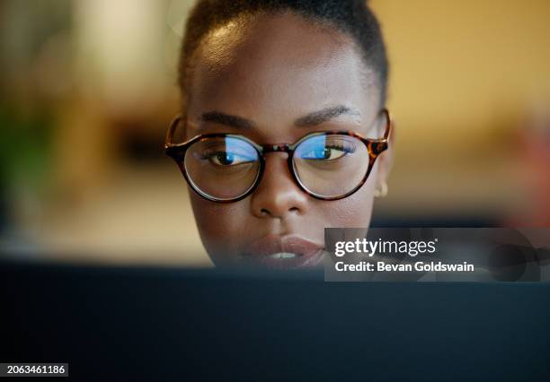 mujer de negocios, nocturna o negra con computadora para redes, blog o correo electrónico en el lugar de trabajo. tecnología, oficina de inicio o empresaria escribiendo en línea en las redes sociales, artículo o programa de planificación - bloguear fotografías e imágenes de stock