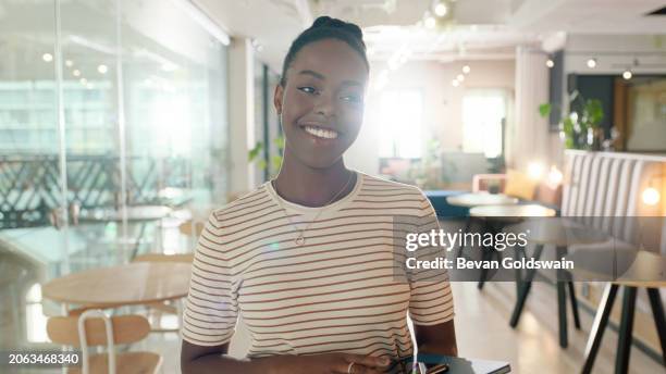 restaurant, unternehmer und schwarze frau mit lächeln am tag, sonnenlicht aus dem fenster. weibliche person, freude und glück für die gründung eines unternehmens im gastgewerbe in kapstadt, essen und trinken - office smile light stock-fotos und bilder