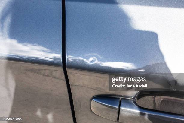 car dent small, car door dent - scratched car stock pictures, royalty-free photos & images