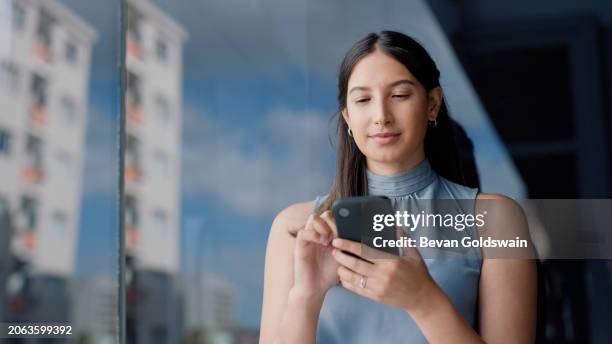mujer de negocios, teléfono inteligente y sonrisa en la ciudad para enviar mensajes de texto, pensar o comunicarse para establecer contactos. persona, empleado y feliz en la calle junto a los edificios con teléfono para aplicación móvil, chat o redes s - computer mouse definition fotografías e imágenes de stock