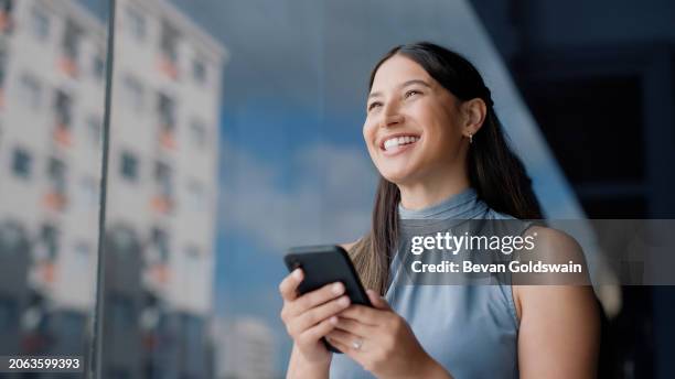 mujer de negocios, teléfono y ciudad con sonrisa para enviar mensajes de texto, pensar o comunicarse para la creación de redes. persona, empleado y al aire libre en la calle junto a los edificios en el teléfono inteligente para la aplicación móvil, el - computer mouse definition fotografías e imágenes de stock