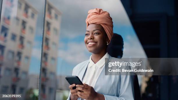 donna d'affari nera, telefono e strada con sorriso per messaggi, pensiero o comunicazione sul web. persona, dipendente e all'aperto in città vicino agli edifici con smartphone per app mobile, chat o social media - popolo di discendenza africana foto e immagini stock