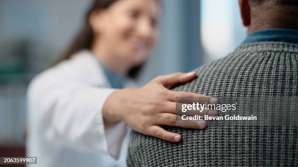 mano, mujer y médico con empatía, apoyo y asesoramiento con el servicio de salud hospitalaria. comodidad, confianza, profesional médico en la oficina con el paciente, discusión y consulta para el bienestar - cuidado fotografías e imágenes de stock