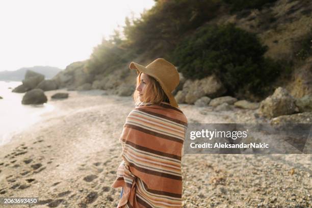 practicing mindfulness - toalha de praia imagens e fotografias de stock