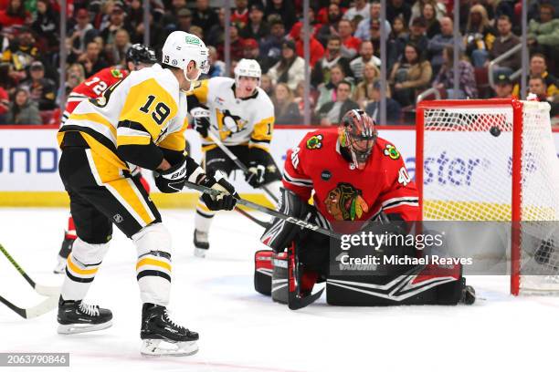 Reilly Smith of the Pittsburgh Penguins scores past Arvid Soderblom of the Chicago Blackhawks during the first period at the United Center on...