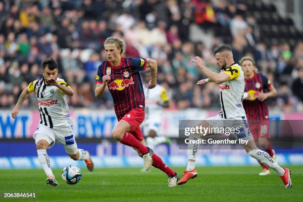 Sascha Horvath of LASK, Maurits Kjaergaard of Salzburg and Valon Berisha of LASK during the Admiral Bundesliga match between LASK and FC Red Bull...