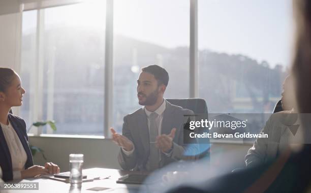 geschäftsmann, planung und team, die dem leiter zuhören, diskussionen und menschen, die ideen im büro brainstormen. gruppe, referent und mitarbeiter in zusammenarbeit für projekt, strategie und berater im meeting - brainstormen stock-fotos und bilder