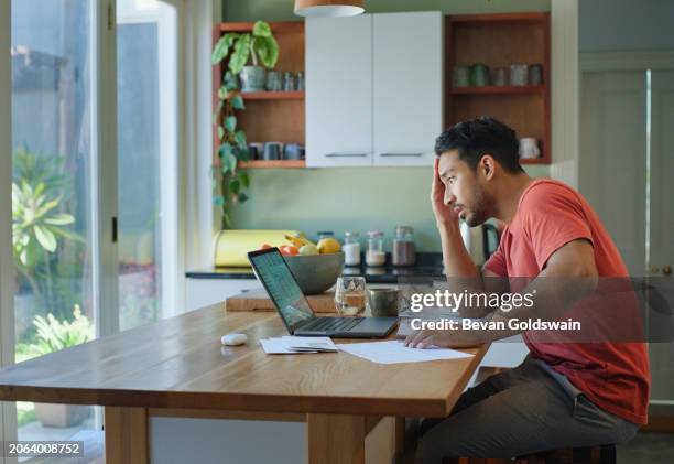 hombre de negocios, portátil o frustrado por el correo electrónico en casa, autónomo o lector de retos de la industria en el trabajo remoto. empresario, pc y preocupación por fallas en el sitio web de la empresa y resolución de problemas en la casa - espacio de trabajo virtual compartido fotografías e imágenes de stock